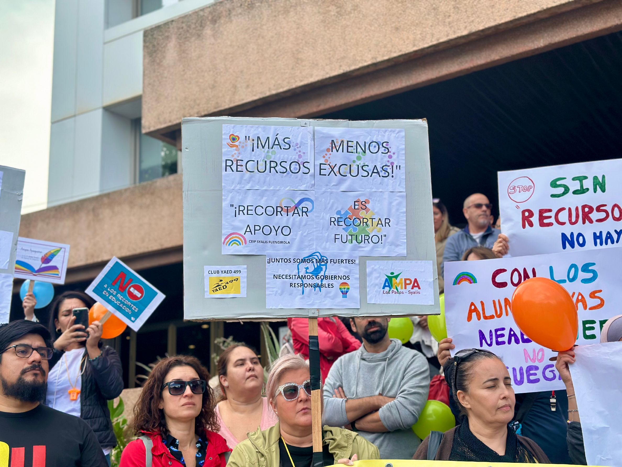 Familias se manifiestan para denunciar los recortes en educación especial. FIRMA: ALBA TENZA