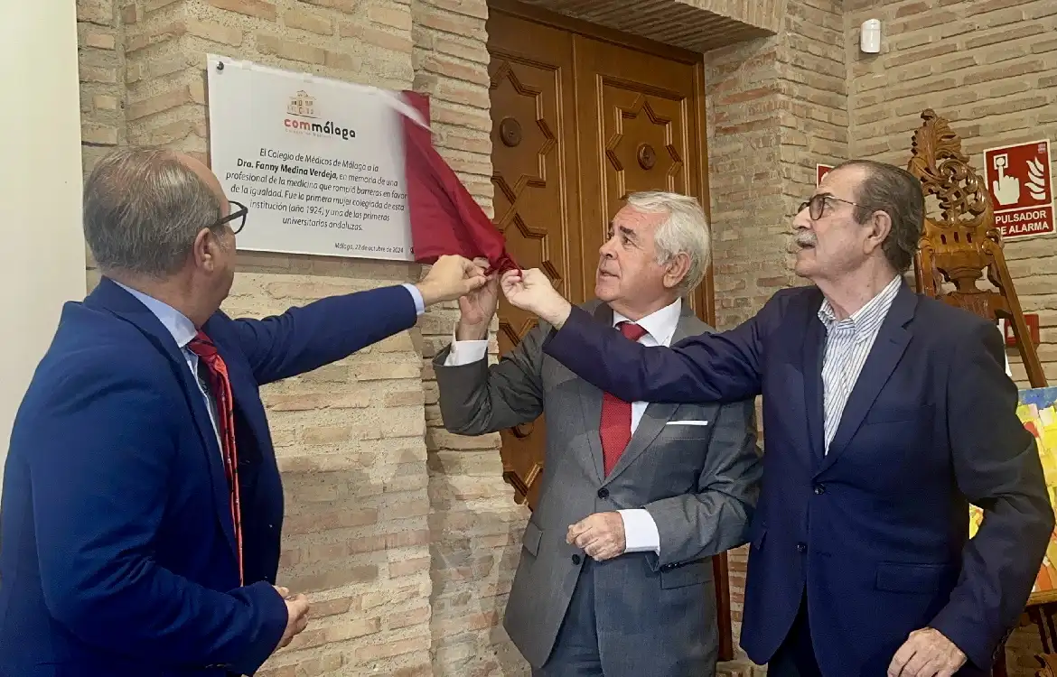 Momento del descubrimiento de la placa en honor a Fanny Medina. FIRMA: ALBA TENZA