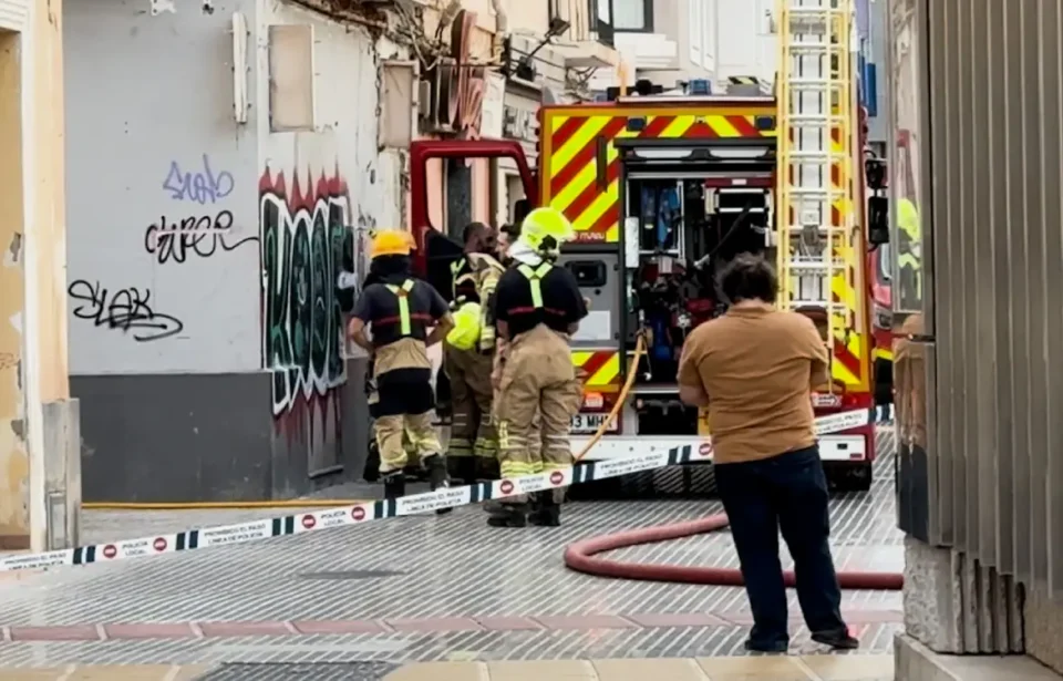 Incendio en callejones del Perchel a causa de un calefactor encendido