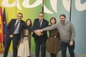 El consejero de Turismo, Arturo Bernal, en el centro junto a su equipo