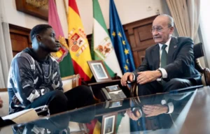 El alcalde se reúne con Mansour, el joven de Guinea-Conakry que rescató a una mujer durante las inundaciones en Málaga