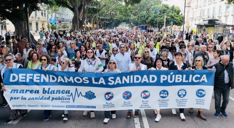 Miles de sanitarios y pacientes toman las calles de Málaga para reclamar una sanidad pública de calidad