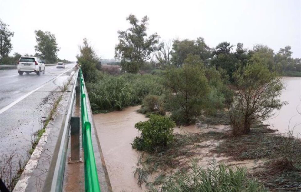 Los efectos de la DANA siguen haciendo mella en Andalucía: siete carreteras continúan cortadas al tráfico.