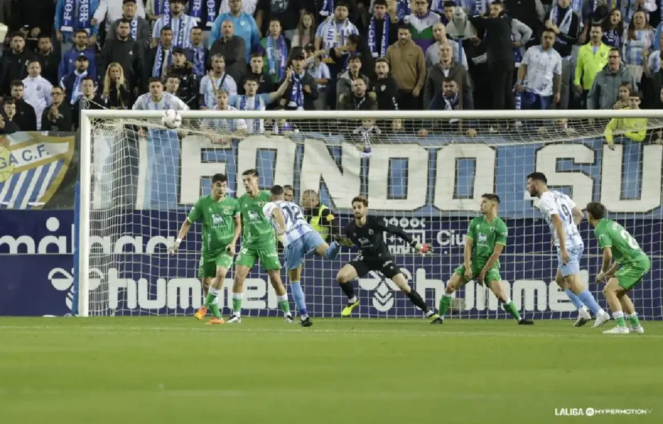 El Málaga obtiene poco premio en un gran partido ante el líder (0-0)