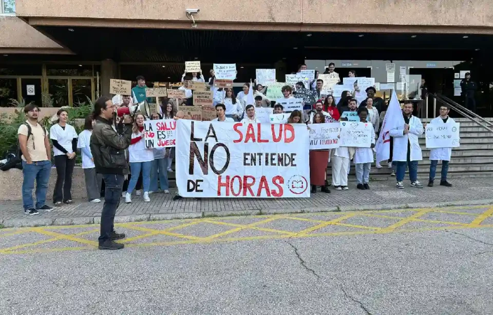 Medio centenar de estudiantes de FP dual sanitaria reclaman recuperar las horas de prácticas en Málaga