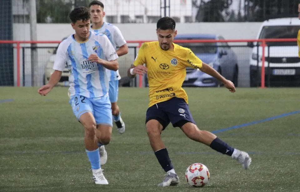 El Atlético Malagueño cumple en Marbella y seguirá siendo líder (1-2)