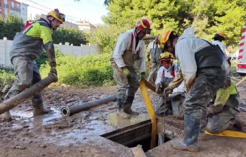 Un nuevo grupo de 12 bomberos de Málaga relevará a los efectivos desplazados a la 'zona cero' de la DANA en Valencia.