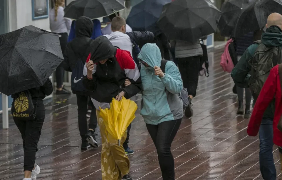 Elevado a aviso naranja por lluvias en parte de Almería y se mantiene el amarillo por oleaje en Cádiz y Granada