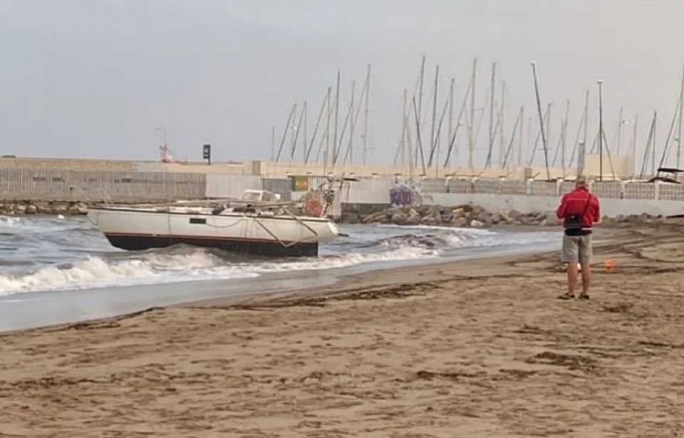 Localizan un cadáver en un velero encallado en una playa de Fuengirola