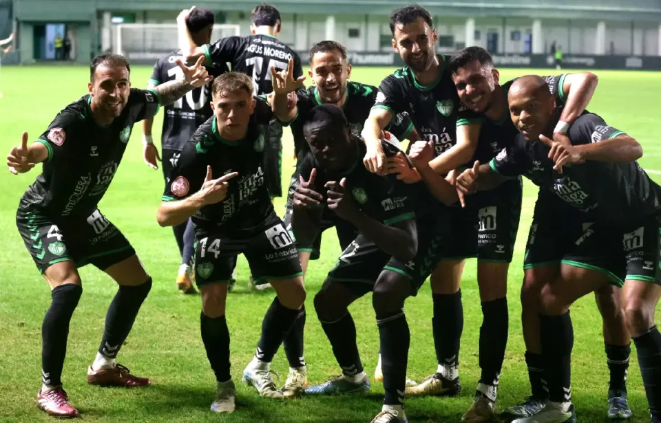 Un golazo de Luismi Gutiérrez coloca al Antequera CF líder del grupo II de 1ª RFEF