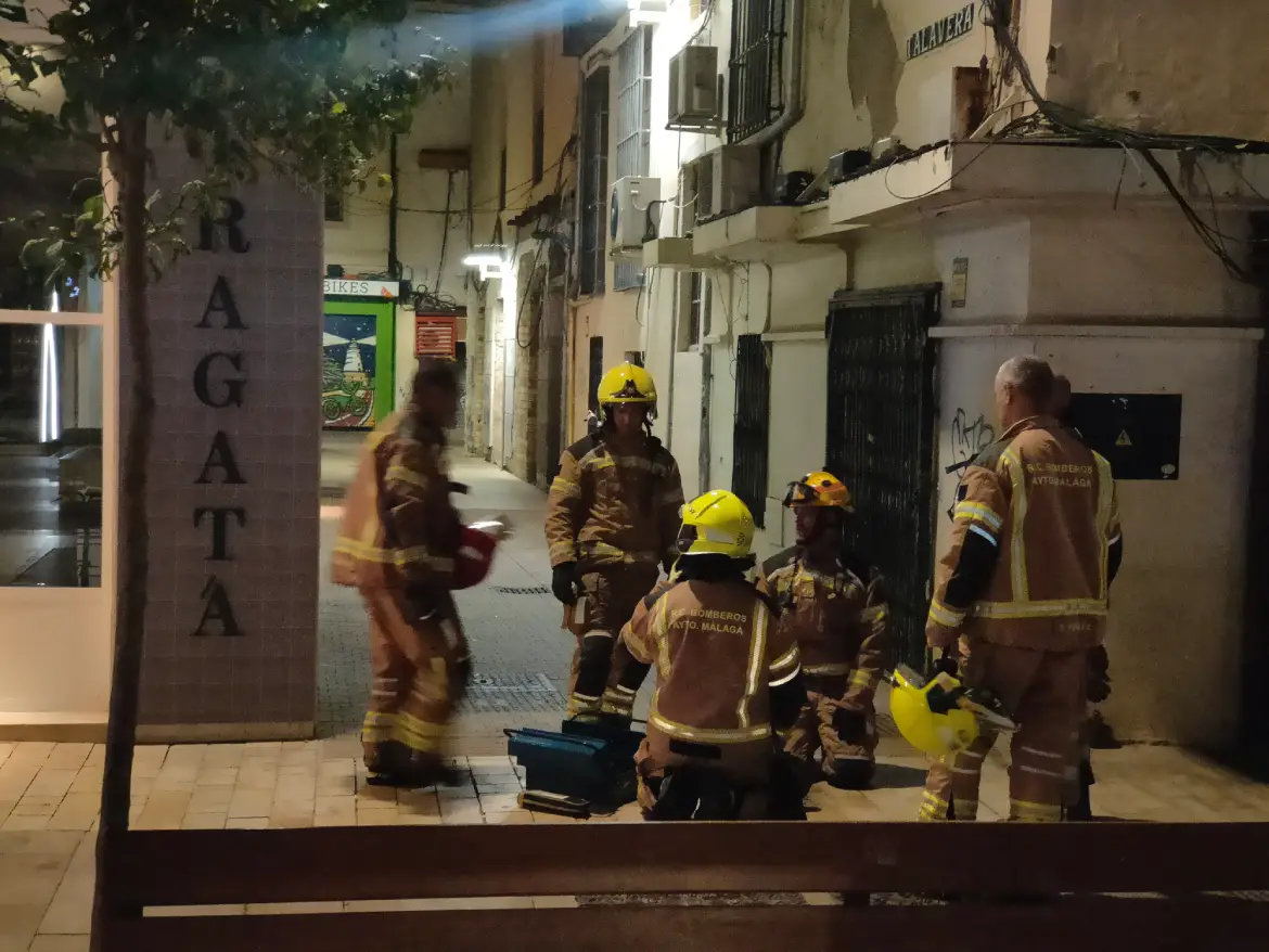 Los efectivos de Bomberos haciendo inspecciones