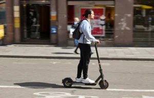 Casco obligatorio y multas de hasta 500 euros: esto es lo que debes saber si conduces un patinete eléctrico en Málaga