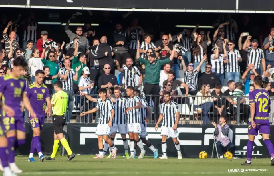 El Málaga suma su segunda derrota consecutiva en un partido muy pobre ante el Castellón (2-0)