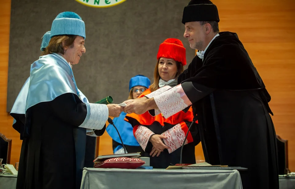 Raphael es investido como doctor honoris causa por la Universidad de Jaén