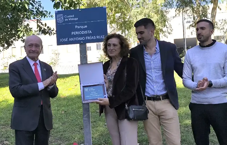 El periodista José Antonio Frías ya tiene una placa en su honor en el Parque de Martiricos