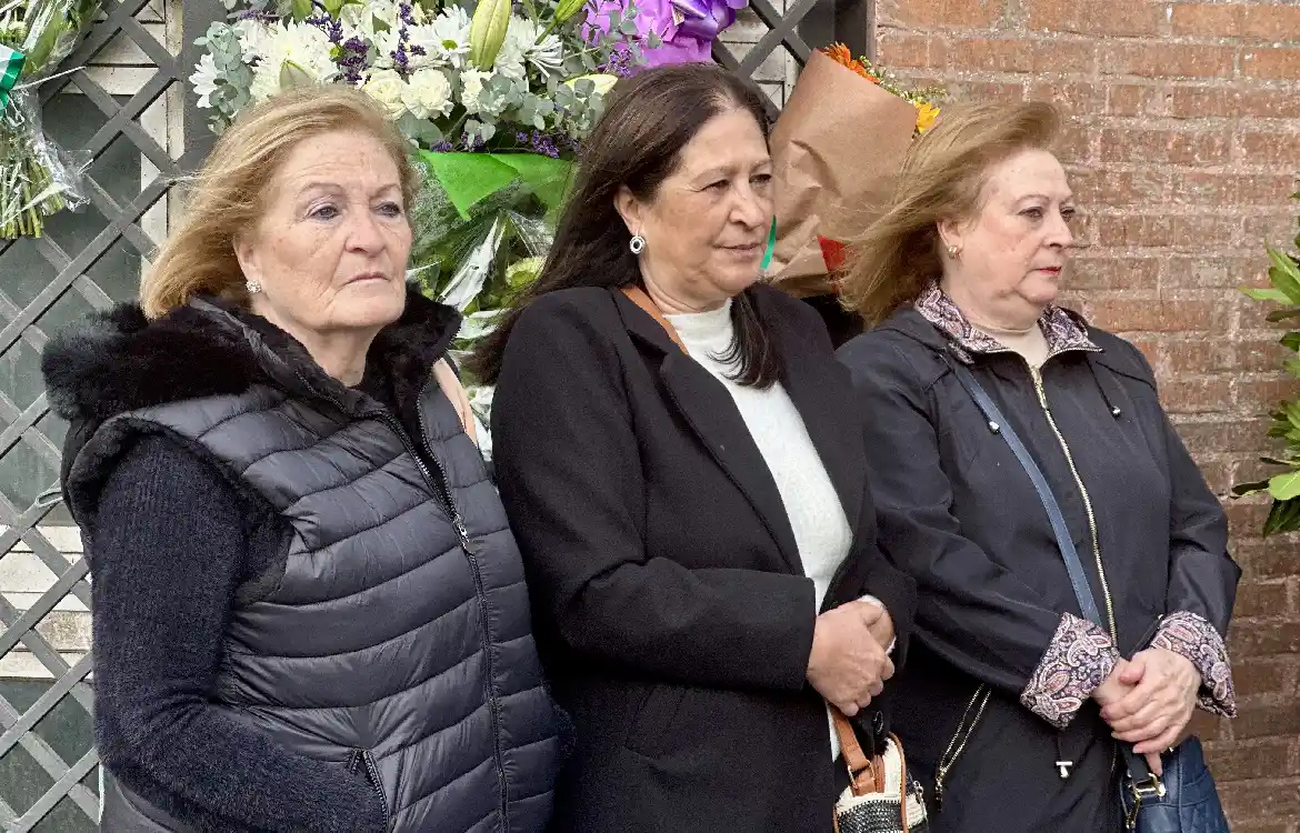 Las hermanas de García Caparrós durante el homenaje a la memoria de su hermano. FIRMA: ALBA TENZA