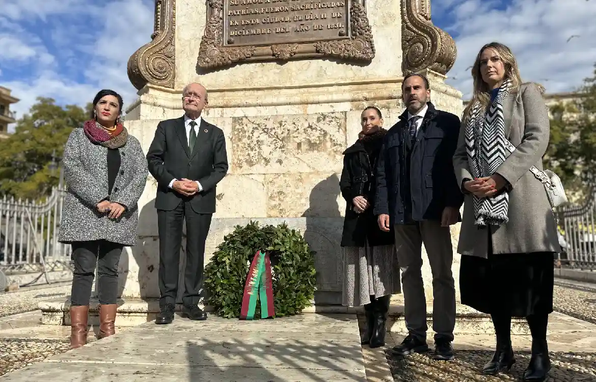 El alcalde de Málaga, Francisco de la Torre, junto al portavoz del PSOE, Daniel Pérez y de Con Málaga Toni Morillas, entre otros. FIRMA: ALBA TENZA